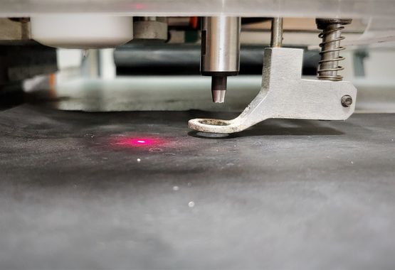 Přesnější těsnění s menší deformací díky nové výrobní technologii. Tu začala při výrobě těsnění používat strojírenská firma HENNLICH. Technologie je postavena na děrování materiálu a je ideální pro měkké polotovary maximálně do tloušťky tři milimetry.